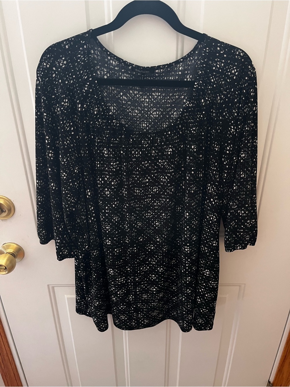 Daisy Fuentes Woman 2X Black White Abstract Print Gathered Neck Top